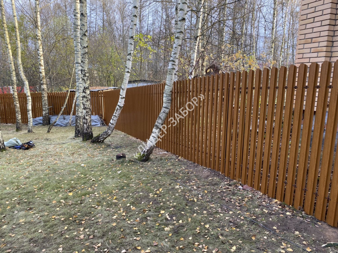 Цена Забор из штакетника под дерево для дачного участка в Москве Купить Забор из штакетника под дерево для дачного участка