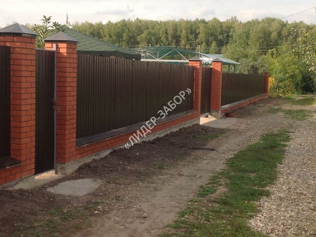 Купить Для частного дома забор из профнастила с кирпичными столбами