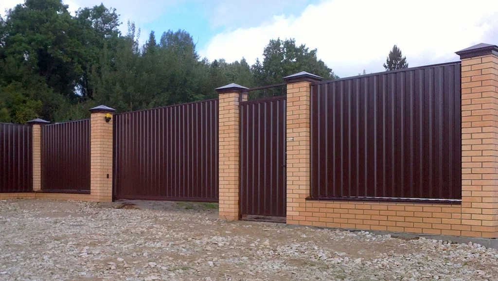 Купить Для частной территории забор из профнастила с кирпичными столбами
